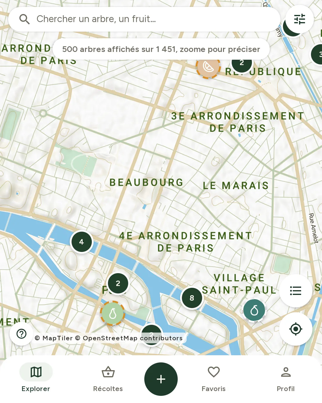 La carte Frux dans Paris : des marqueurs de pommier, de poirier et de figuier posés sur les rues, des pastilles de regroupement chiffrées, une barre de recherche et la barre de navigation de l'application.